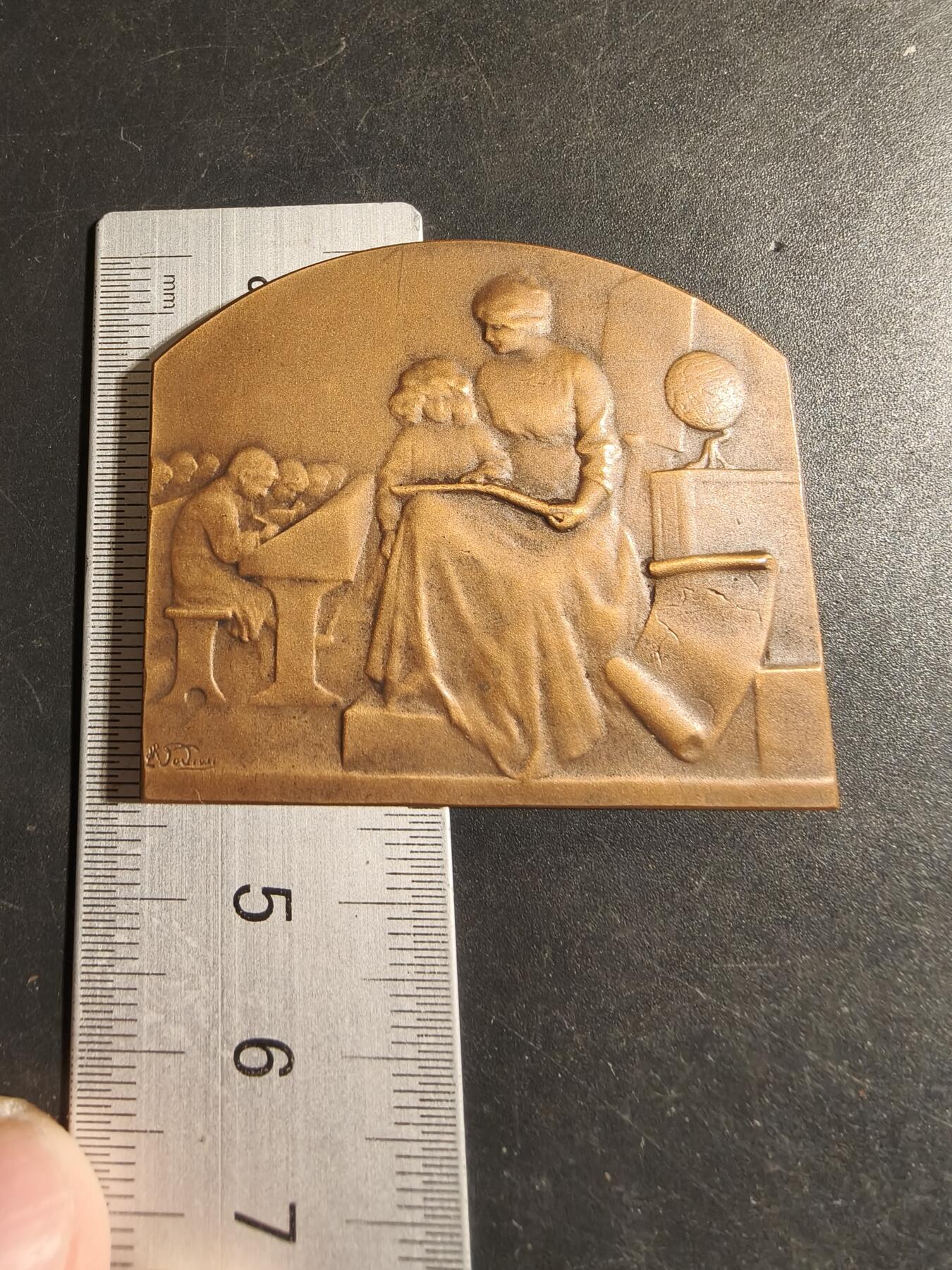 老王徽章第178期 法国方形大铜章     原盒      尺寸50×43mm    重量48.2g