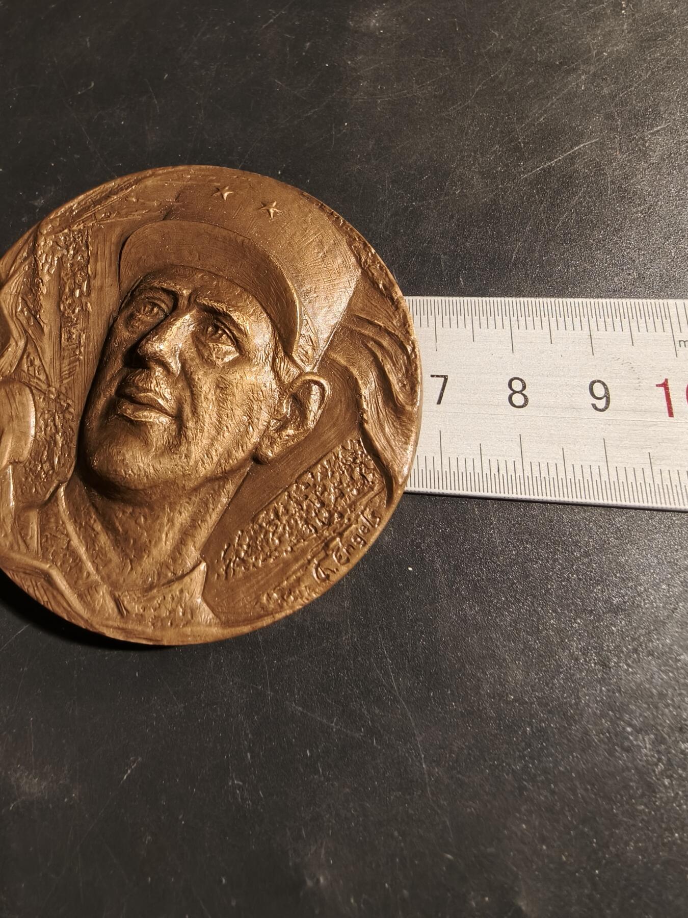 老王徽章第178期 法国戴高乐将军二战大铜章     原盒高浮雕     直径68mm    重量190g
