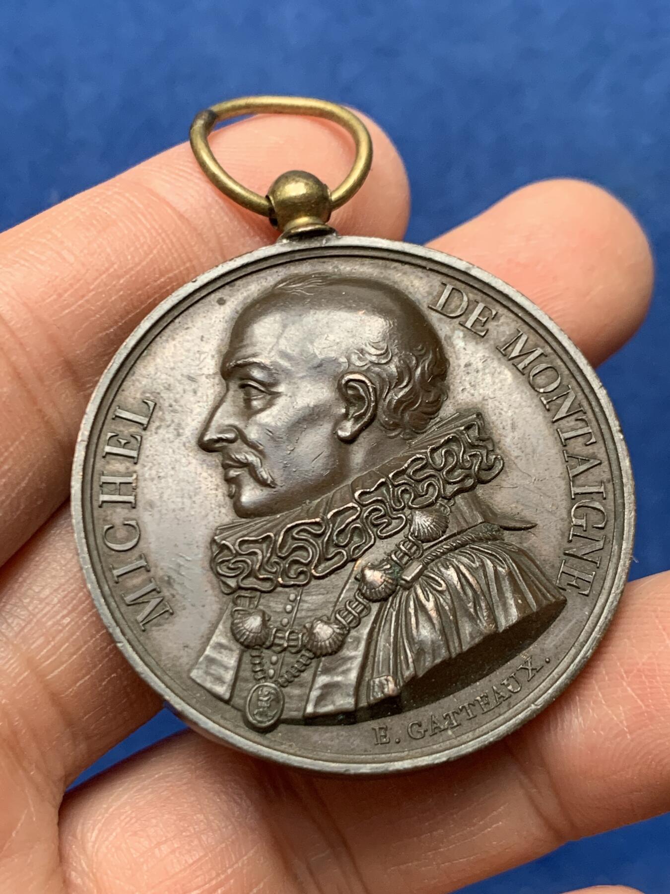 《竞宝斋》第460场 周日，周一，2场连拍 （全场包邮）欢迎送拍 法国名人米歇尔·德·蒙田纪念铜章，该章是法国“伟大人物金属画廊”系列的一部分，纪念的是文艺复兴时期的法国哲学家/作家-蒙田，他以其《随笔集》而闻名于世。37.35克，40.6mm，高浮雕，细节见图。