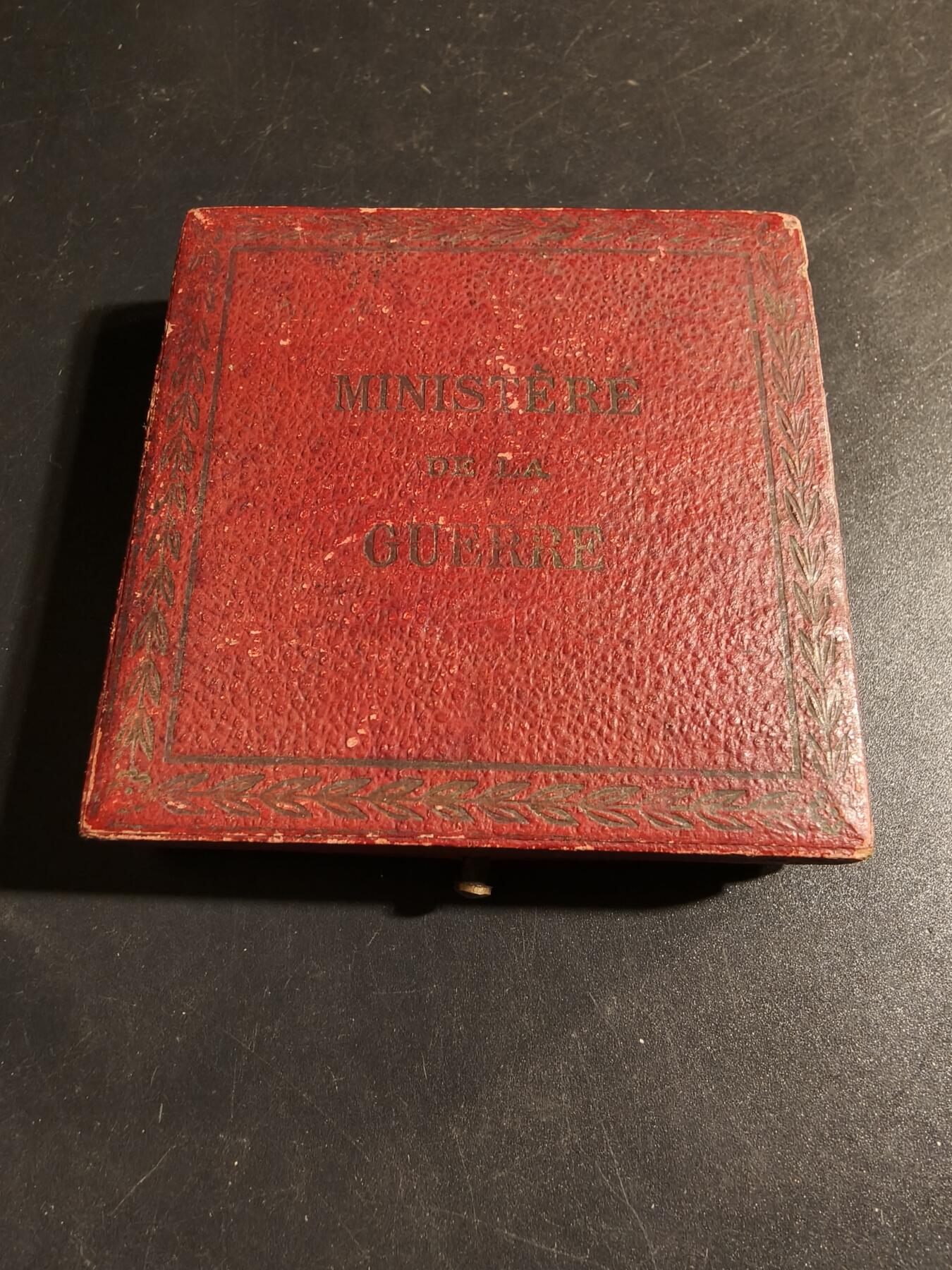 老王徽章第178期 法国战争部战争准备大铜章     原盒     大师Grandhomme作品      直径50mm    重量65.2g