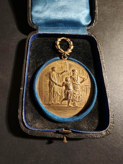 老王徽章第178期 - 法国1894年小学教育证书镀金大尺寸奖章    原盒     直径46mm    重量43.5g