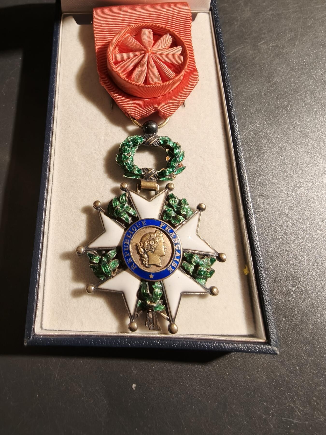 老王徽章第178期 法国军官级荣誉军团勋章    原盒     四共时期    珠宝商立体珐琅版本      