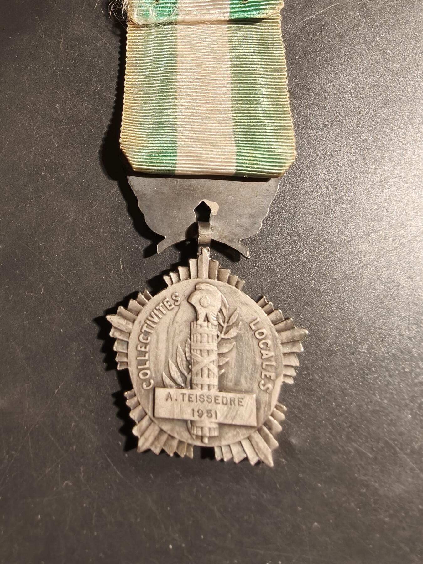 老王徽章第178期 法国银级地方嘉奖奖章    950银    31.7g