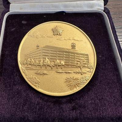 蒂克钱币-第55场 日本章 企业章拍卖 - 日本 昭和56年 福冈警察本部 镀金纪念章