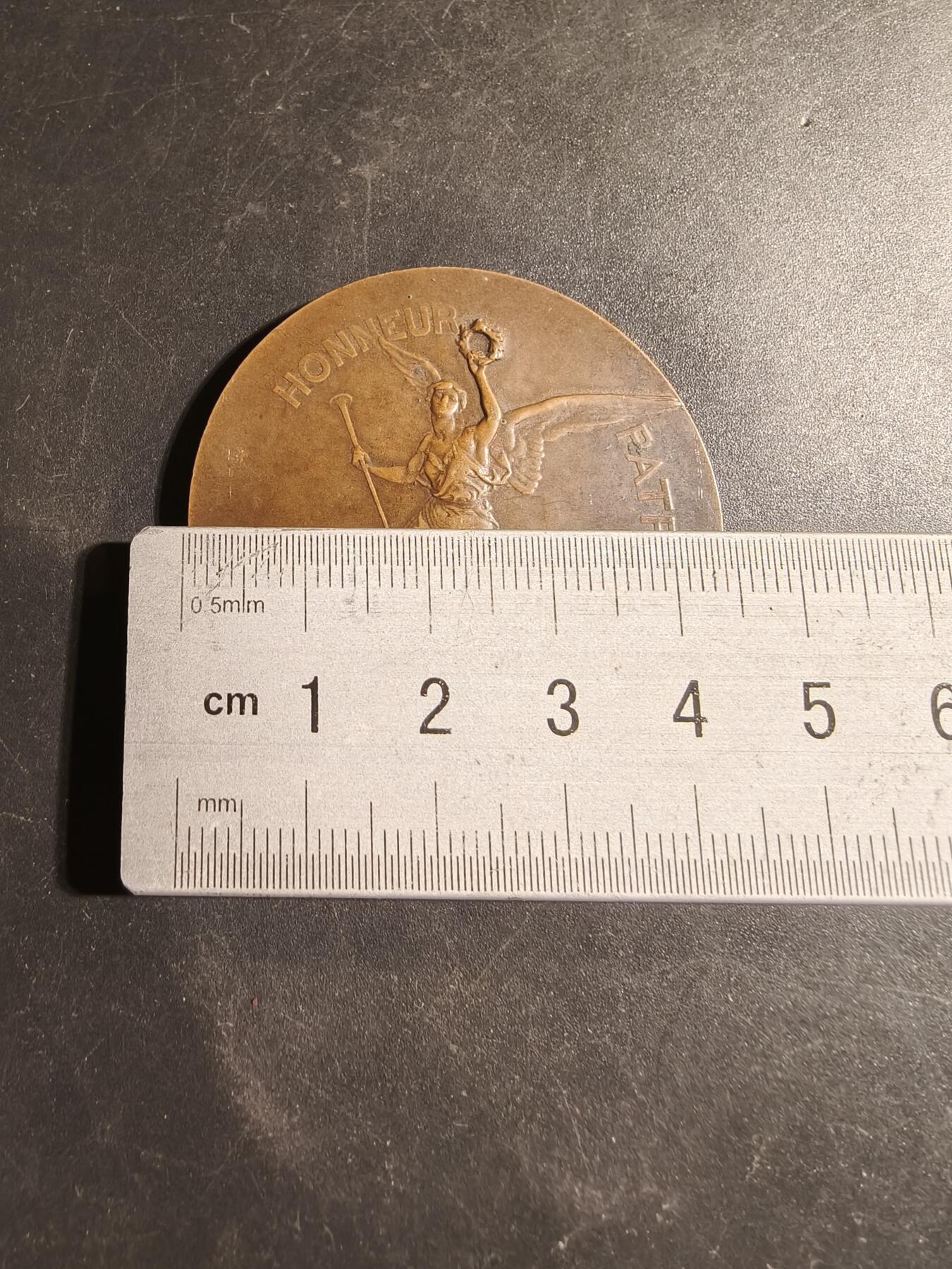 老王徽章第178期 法国射击联盟1921年里昂第24届国家射击竞赛大铜章     原盒      直径44mm     重量44g