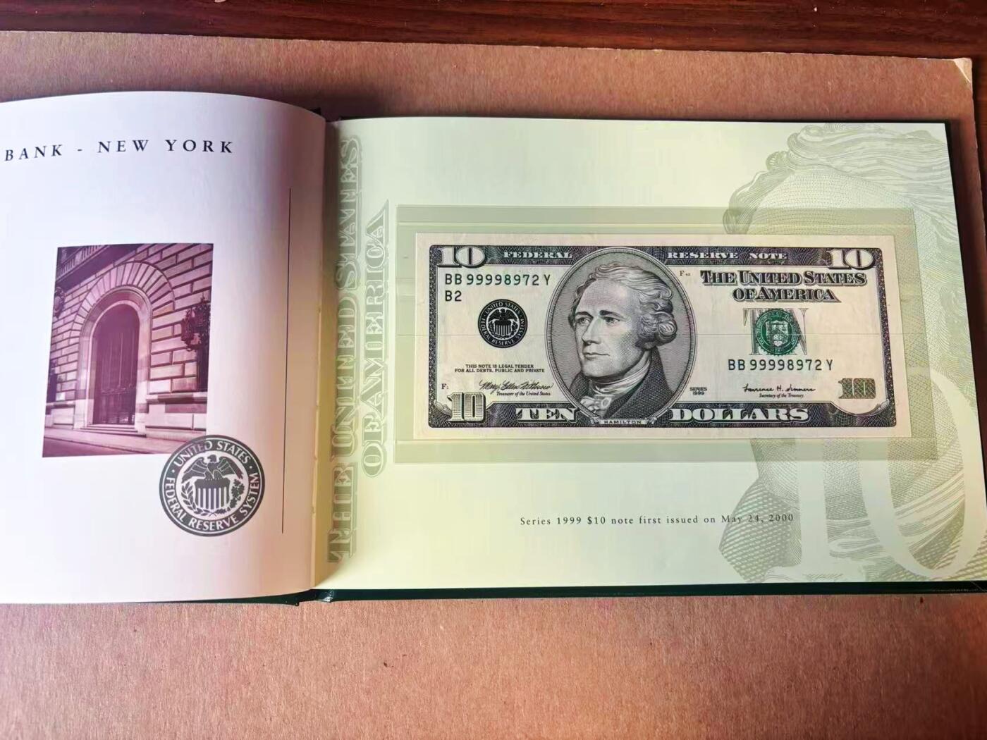 【Blue Auction】世界纸币精拍第777期——18级TOP拍卖/信誉/品质/专业/高效💫  【12区99998972全同号 新版美元首发纪念 BEP原装皮册】美国1999年10美金 内含财政部长签名及各储备区银行图文介绍 仅2000套 全新UNC