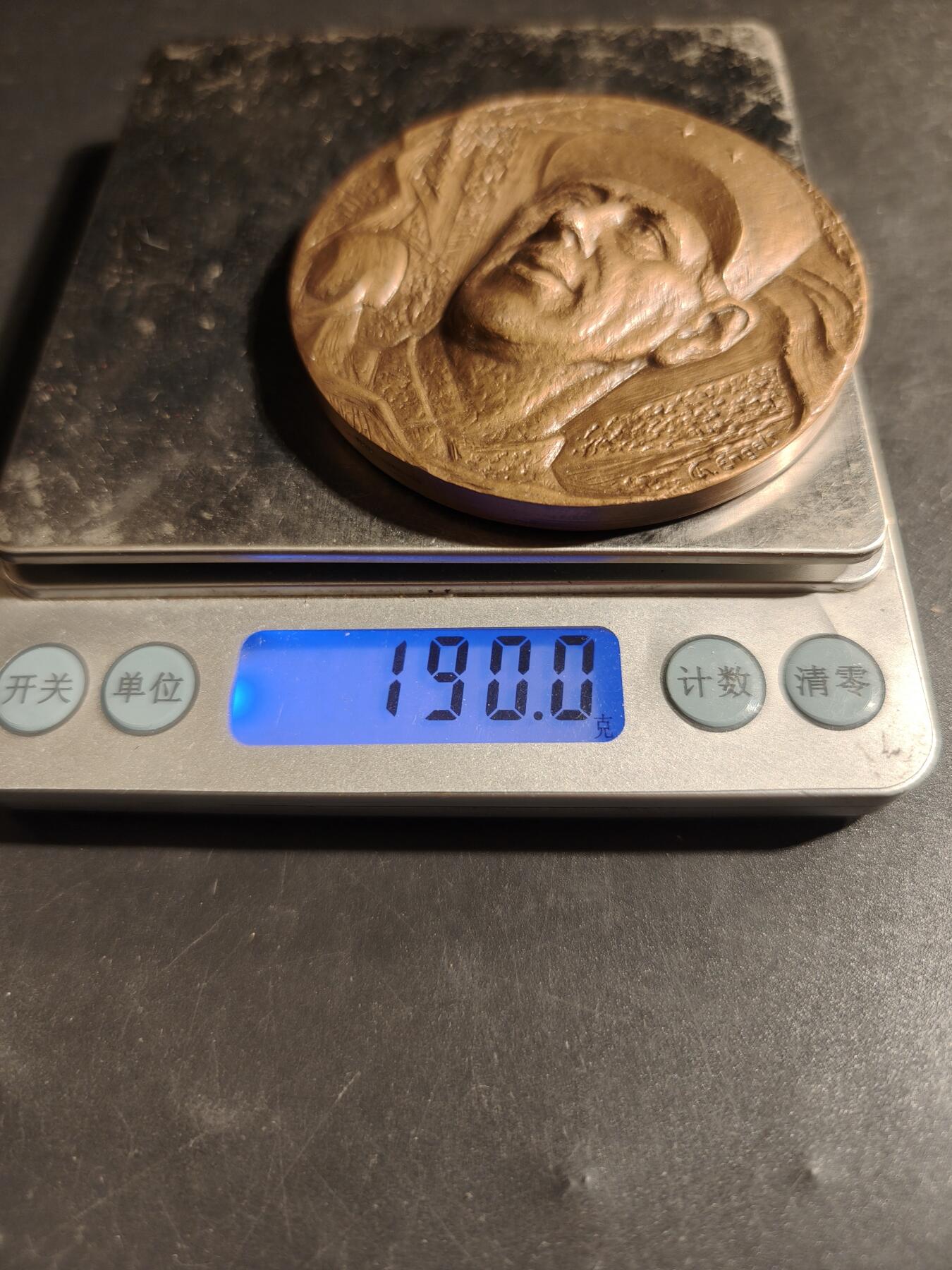 老王徽章第178期 法国戴高乐将军二战大铜章     原盒高浮雕     直径68mm    重量190g