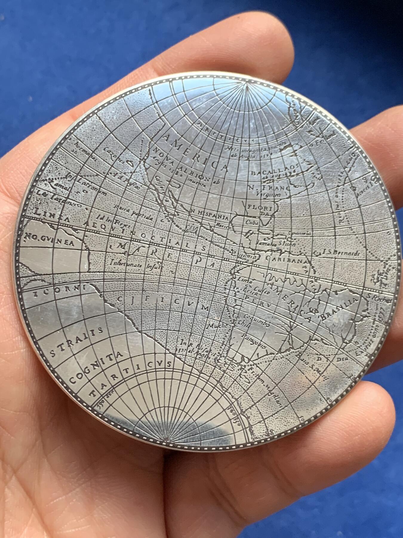 《竞宝斋》第460场 周日，周一，2场连拍 （全场包邮）欢迎送拍 英国世界地图大银章 80.2克 68.5mm 带原盒