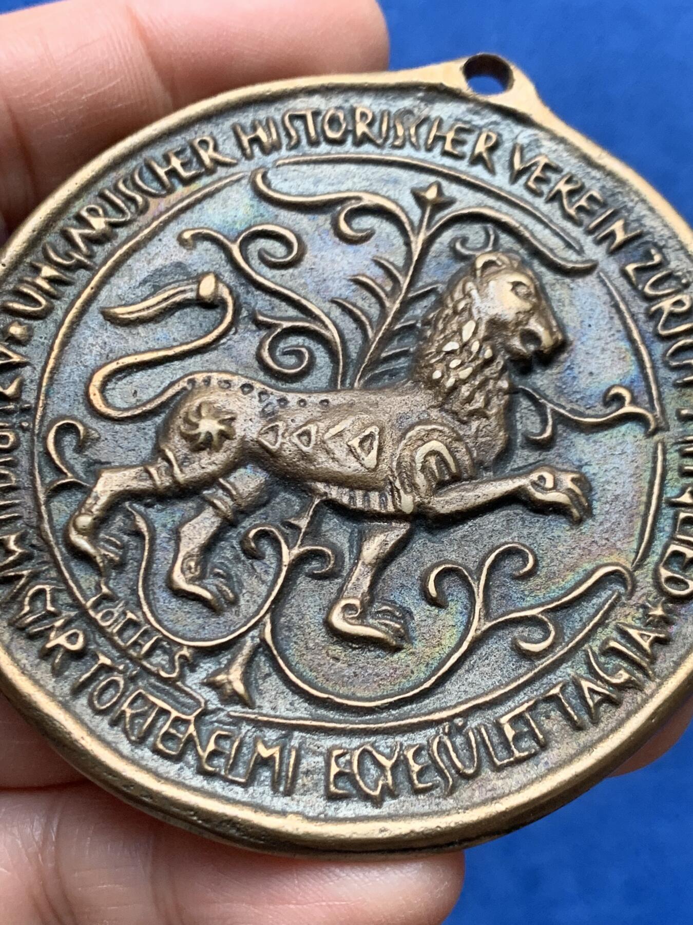 《竞宝斋》第460场 周日，周一，2场连拍 （全场包邮）欢迎送拍 苏黎世匈牙利历史协会纪念章 87.5克 70.5mm 非常古朴的造型 单面铜章 大直径 细节见图