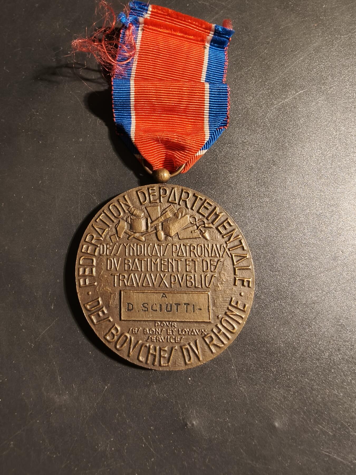 老王徽章第178期 法国铜级罗纳河口省建筑与公共工程联合会良好服务奖章      实发    直径50mm    重量61.7g