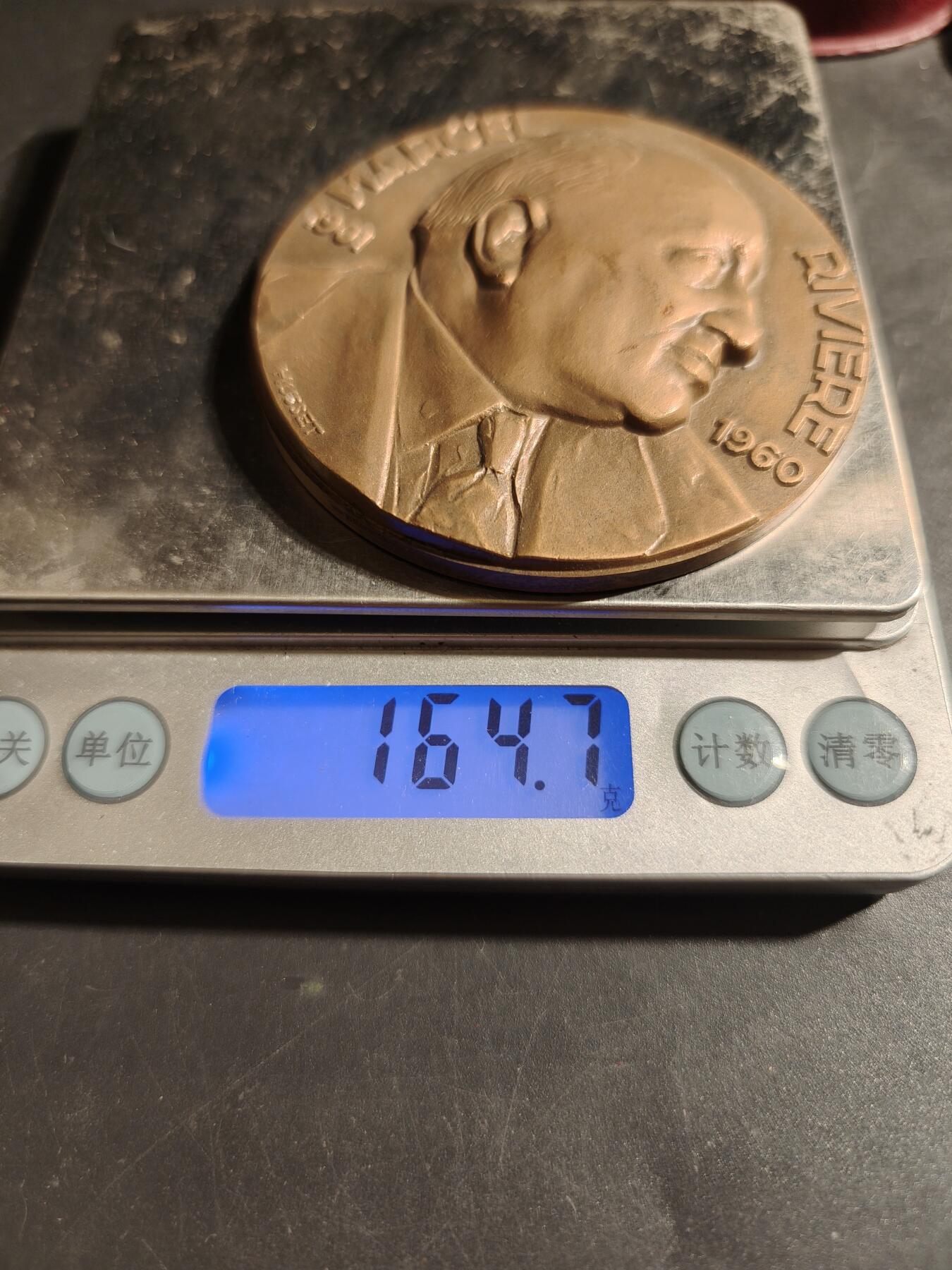 老王徽章第178期 法国全国教育互助会创始人兼主席马塞尔·里维埃大铜章     原盒64mm    重量164.7g     直径