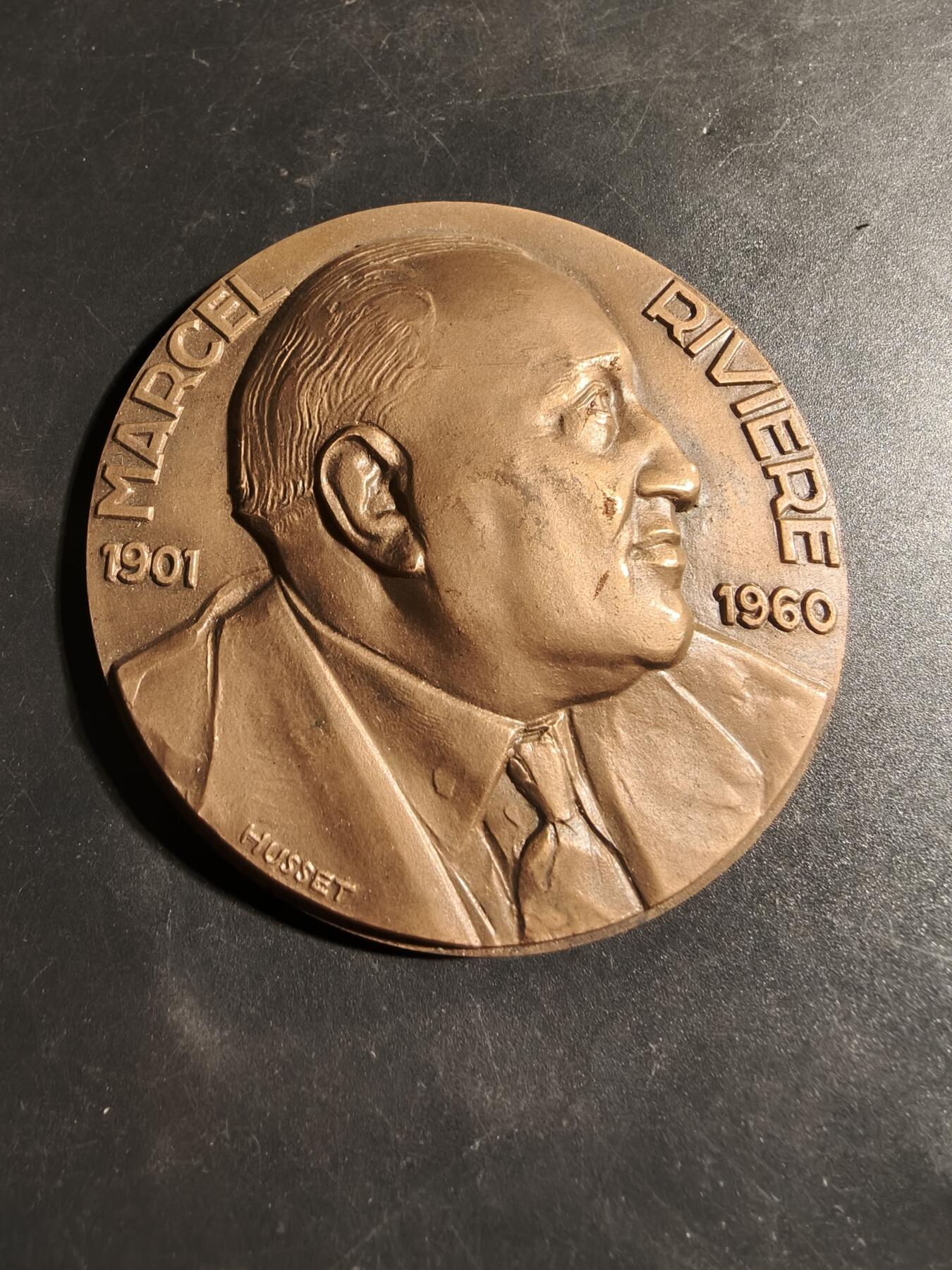老王徽章第178期 法国全国教育互助会创始人兼主席马塞尔·里维埃大铜章     原盒64mm    重量164.7g     直径