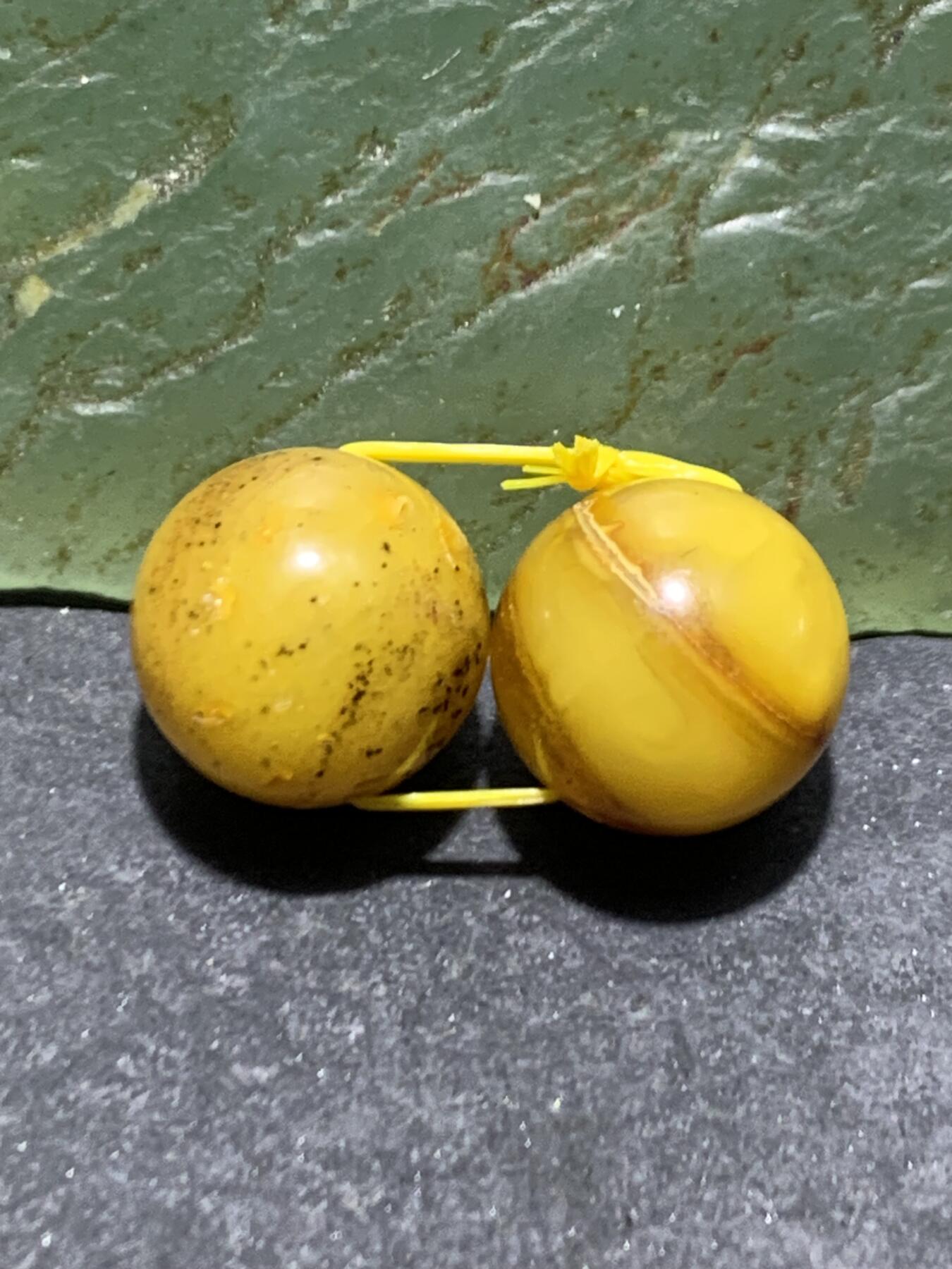 天然俄料蜜蜡通货圆珠一对，