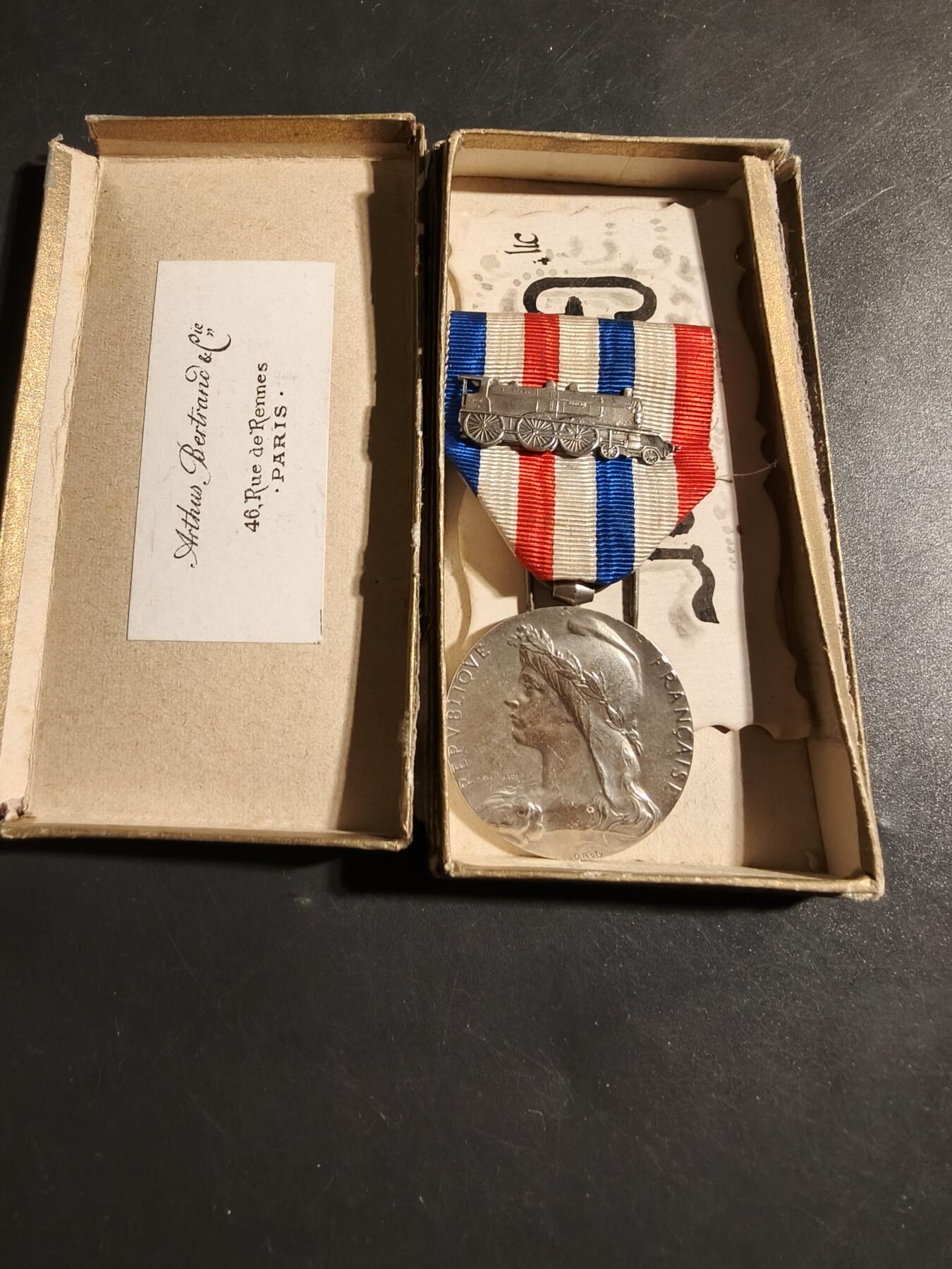 老王徽章第178期 法国银级铁路服务奖章    大师罗蒂版    原盒    1925年实发    800银少见贵金属版     19.7g