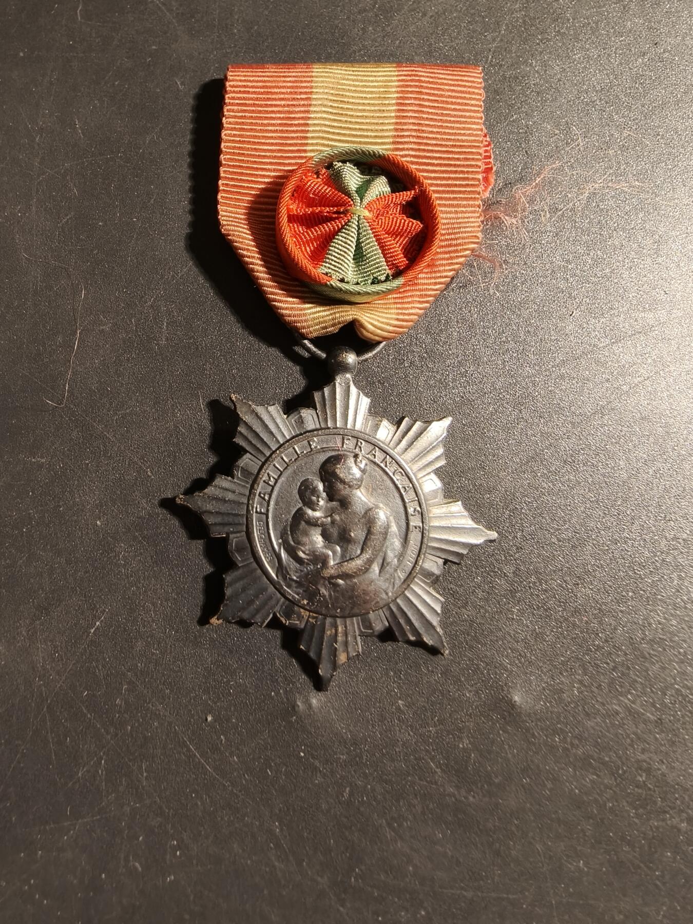 老王徽章第178期 法国银级军官级母亲奖章
