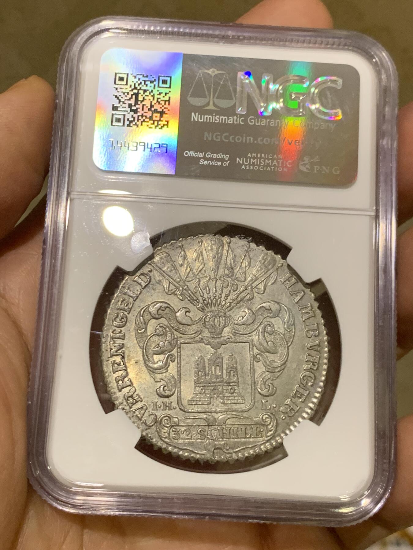 《竞宝斋》第460场 周日，周一，2场连拍 （全场包邮）欢迎送拍 NGC MS64 冠军分 神圣罗马帝国汉堡自由市1758年双头鹰32先令大银币，少见神罗大银，灰彩皮蛋光。双头鹰+汉堡城市徽章，打铸优良，堪称半机制币的样板作。状态卓越，冠军品质