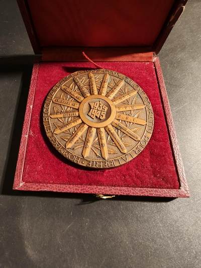 老王徽章第178期 - 法国1939-45战争大铜章    原盒    直径68mm    重量167.9g    该章放射状设计包含有特定的法国二战战功卓著的单位如:第10军、第2装甲师、FFI、自由法国运动等著名的抵抗组织