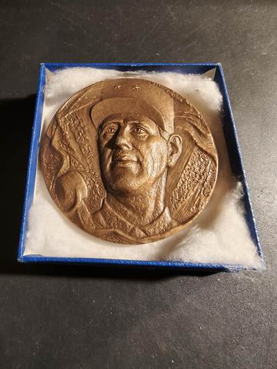 老王徽章第178期 - 法国戴高乐将军二战大铜章     原盒高浮雕     直径68mm    重量190g