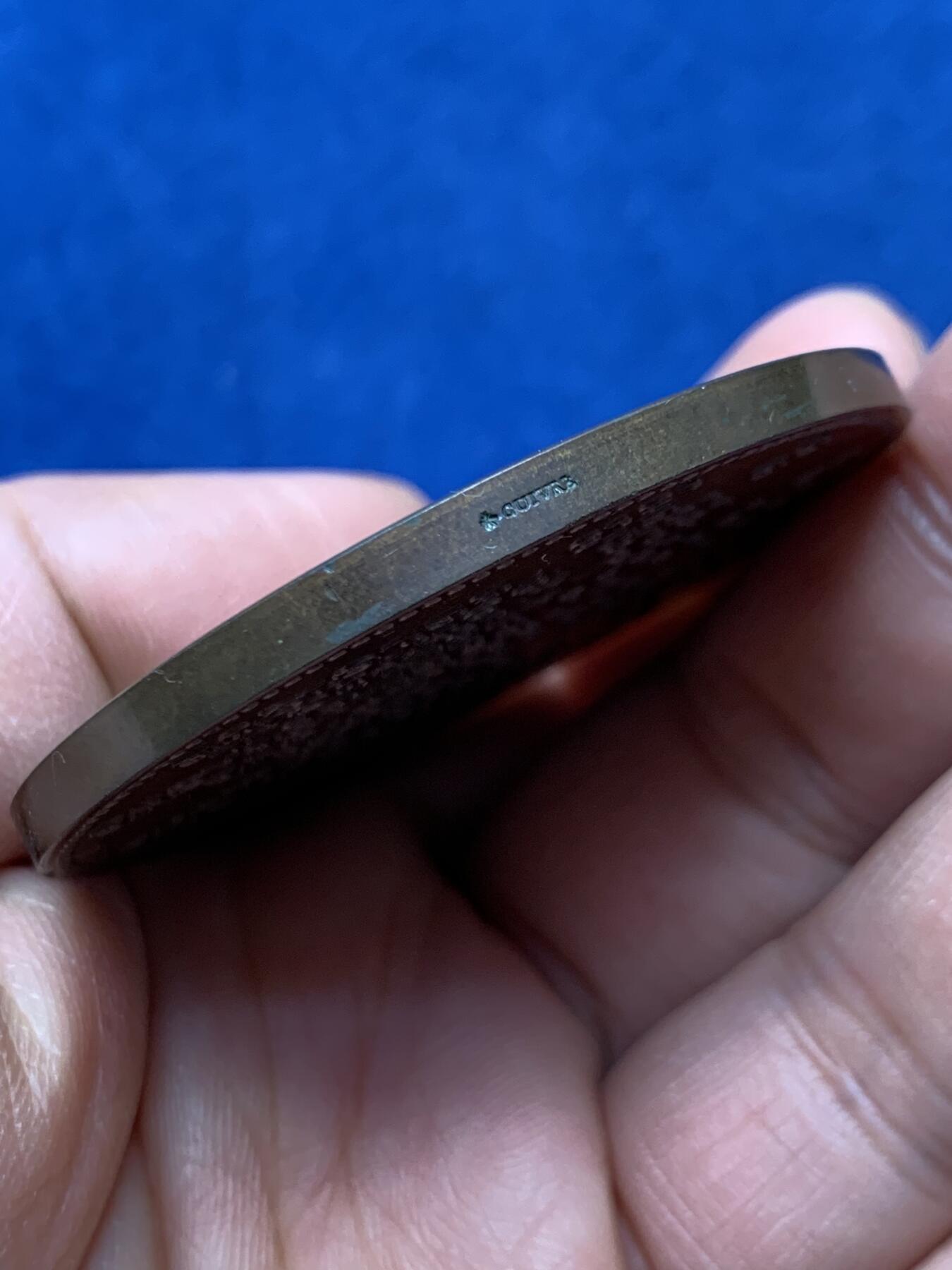 《竞宝斋》第460场 周日，周一，2场连拍 （全场包邮）欢迎送拍 法国元帅夏尔·米歇尔·约瑟夫·德·雷耶纪念铜章 他是拿破仑战争时期的重要军事将领，曾参与多次重大战役，包括奥斯特里茨、瓦格拉姆等，以其卓越的指挥才能和忠诚著称。他于1809年被授予法国元帅称号，是拿破仑摩下少数几位非贵族出身却晋升至最高军衔的将领之一。80.2克，49.5mm，蜜蜂铜标