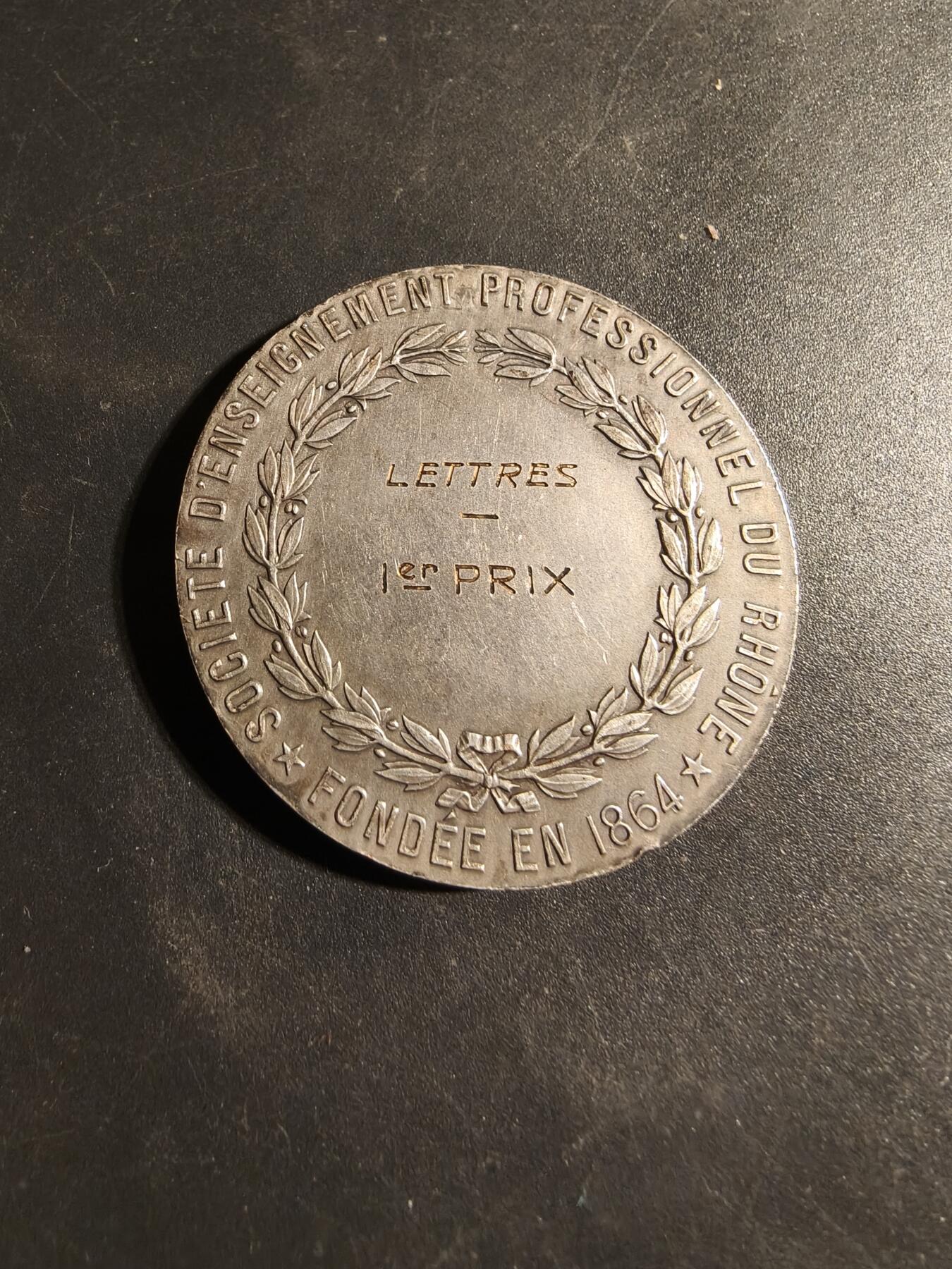 老王徽章第178期 法国罗讷省职业教育协会文学竞赛镀银大铜章     原盒     直径39mm    重量34.5g