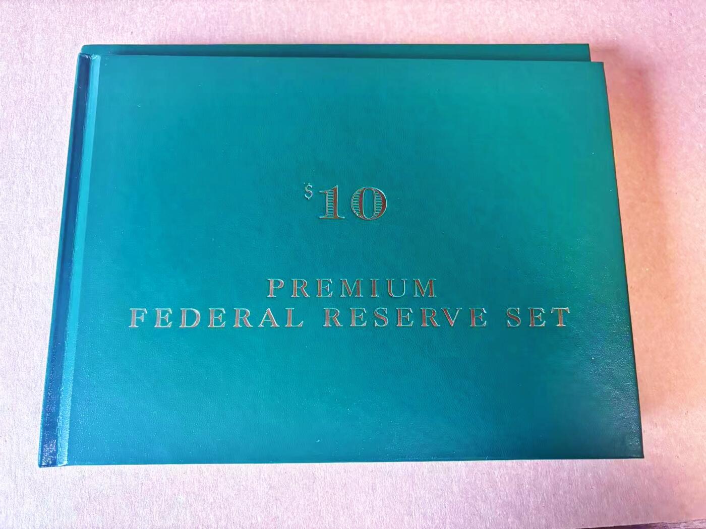 【Blue Auction】世界纸币精拍第777期——18级TOP拍卖/信誉/品质/专业/高效💫  【12区99998972全同号 新版美元首发纪念 BEP原装皮册】美国1999年10美金 内含财政部长签名及各储备区银行图文介绍 仅2000套 全新UNC