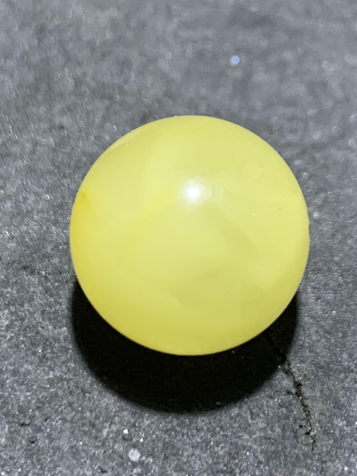 天然乌克兰原矿蜜蜡通货圆珠一颗，