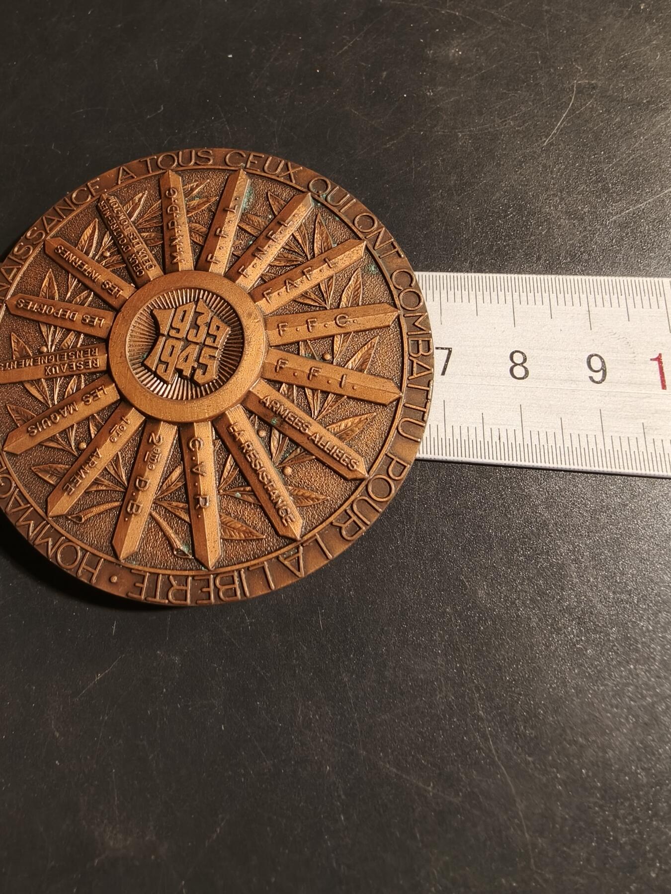 老王徽章第178期 法国1939-45战争大铜章    原盒    直径68mm    重量167.9g    该章放射状设计包含有特定的法国二战战功卓著的单位如:第10军、第2装甲师、FFI、自由法国运动等著名的抵抗组织