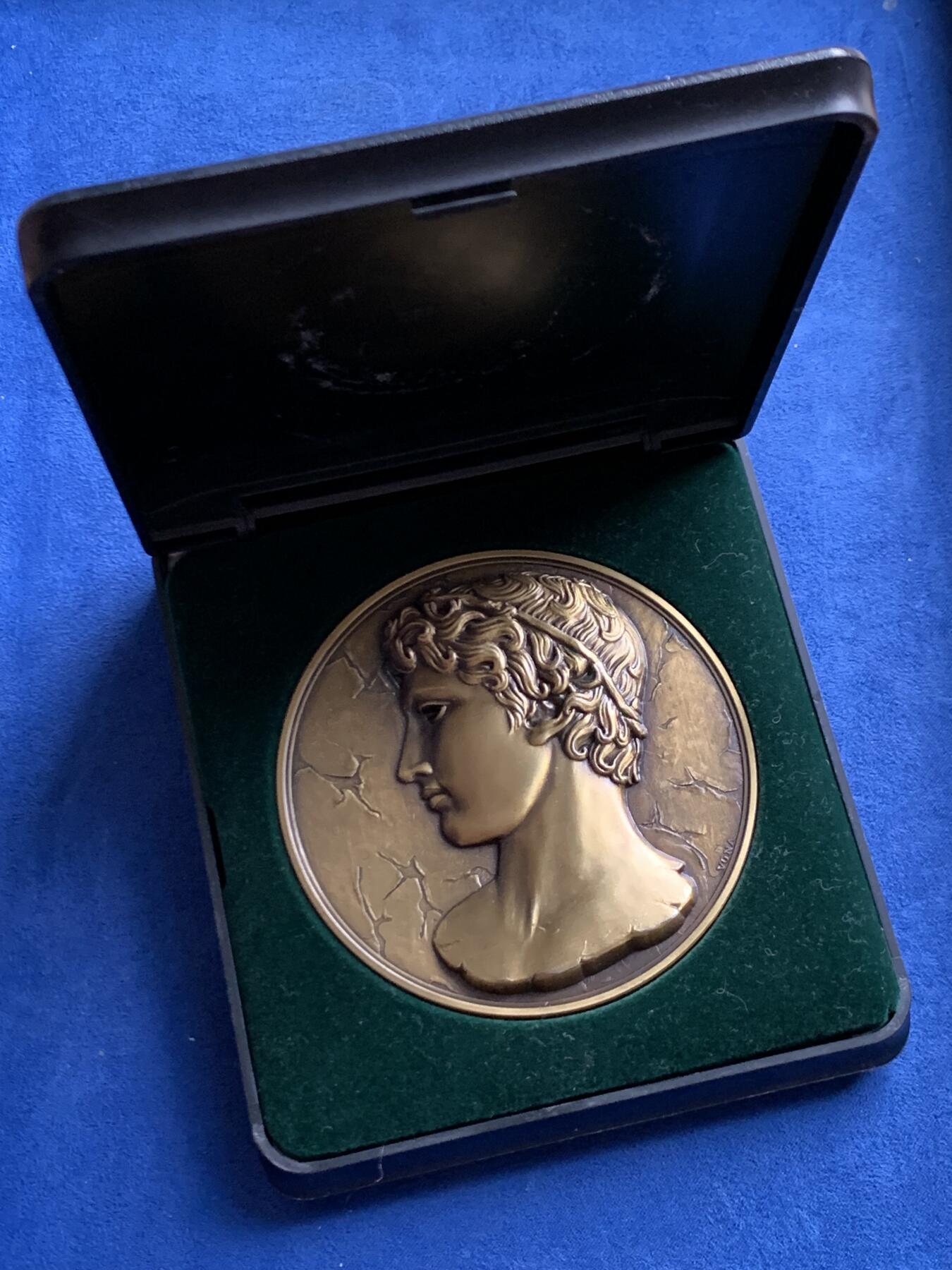 《竞宝斋》第460场 周日，周一，2场连拍 （全场包邮）欢迎送拍 1997年塞普蒂曼尼亚的文学与艺术-行吟诗人大铜章 201.4克 89mm 带盒