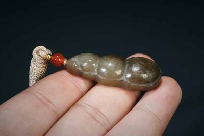 上海都达杂项专场三十四【年后发货全场包邮】  天然和田玉精雕《福豆》挂件 附鉴定证书86-107