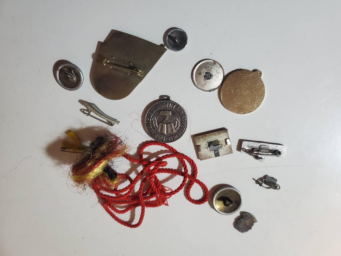 韵星假日拍卖第三十八期 -- Rimey Holidays Auction 38 民主德国配件章头徽章一组