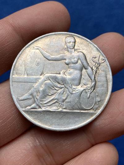 《竞宝斋》第460场 周日，周一，2场连拍 （全场包邮）欢迎送拍 - 法国1871年巴黎油业委员会纪念银章，半裸女神手持蛇杖坐在油桶上，丰饶角AR，22.5克，37.8mm