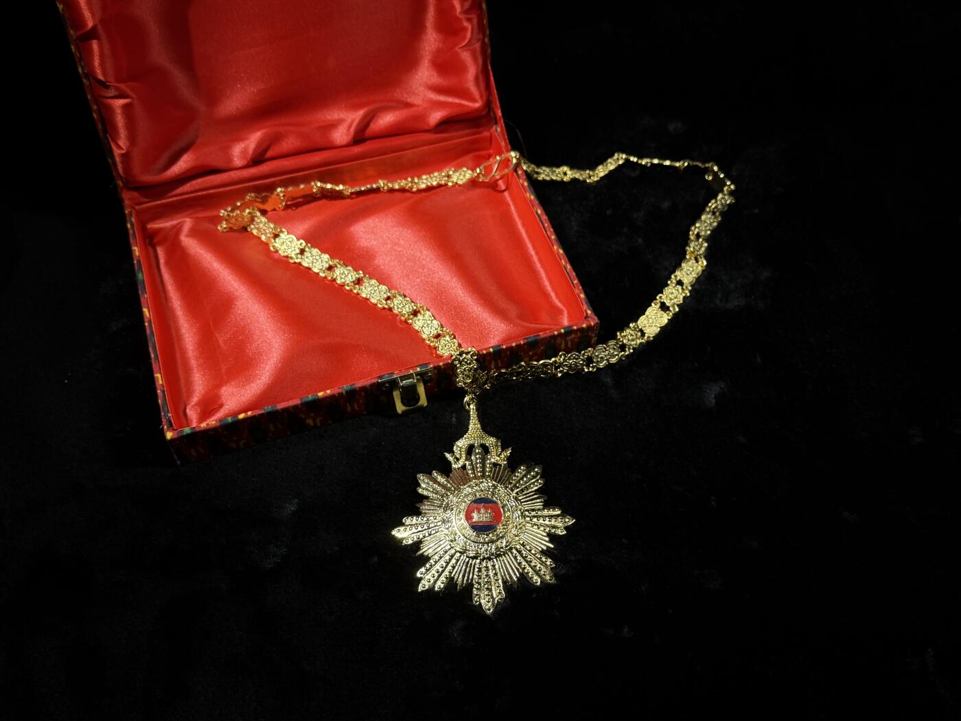 戎马世界章牌大赏第110期 柬埔寨皇室勋章大链章 最顶级