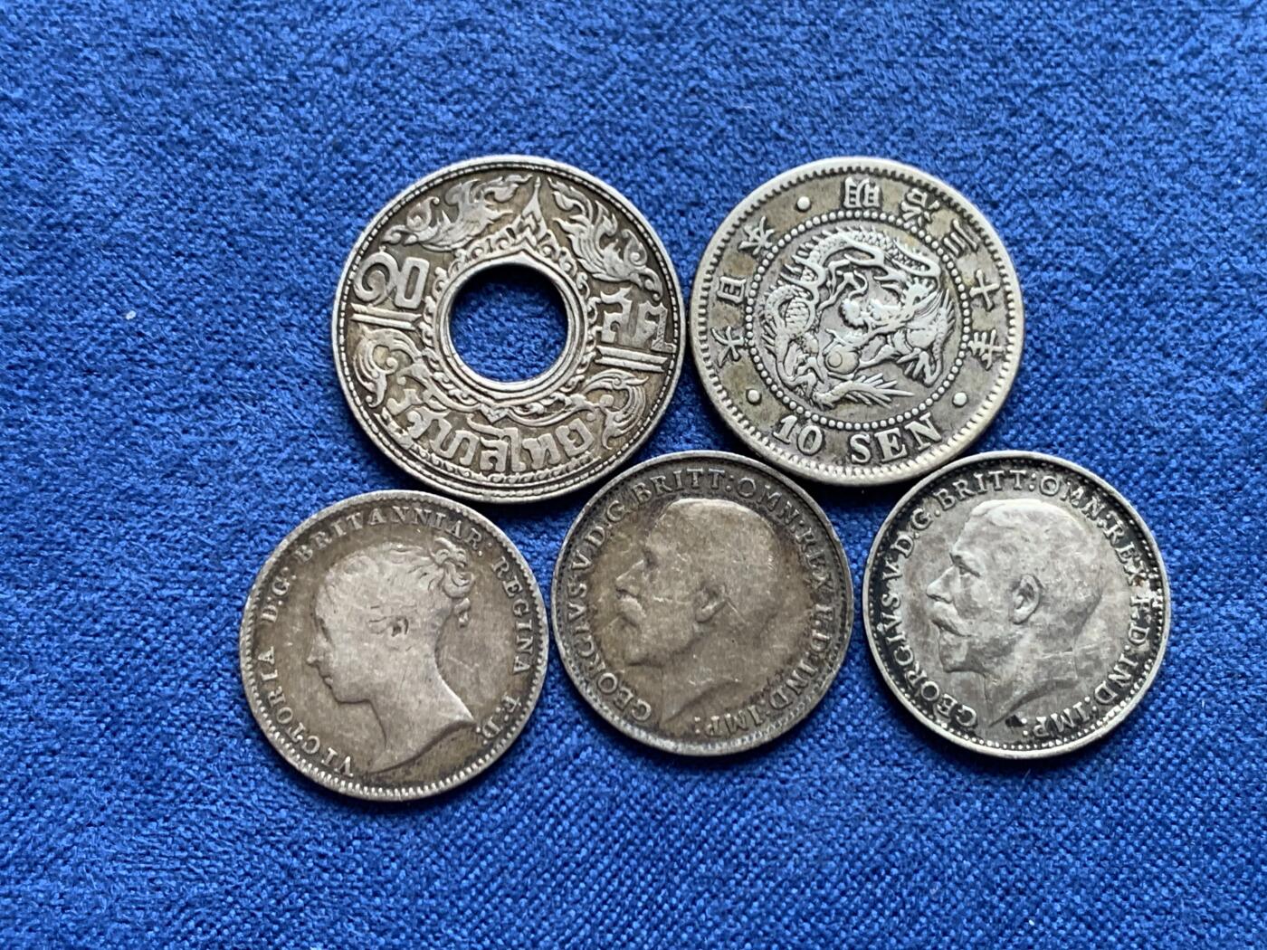 《竞宝斋》第460场 周日，周一，2场连拍 （全场包邮）欢迎送拍 五枚一组 英国3便士银币（1916年/1925年乔治五世+1968年小维多利亚女王）+日本明治三十年十钱龙银币 高银+泰国1941年10萨当银币 总重9.21克