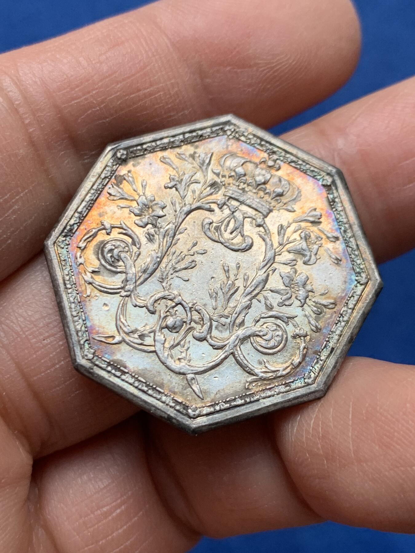 《竞宝斋》第460场 周日，周一，2场连拍 （全场包邮）欢迎送拍 法国17XX年路易十六皇家宝藏八角银章，背面花纹组成皇家纹章，原铸无边铭，31.5mm，12.4克