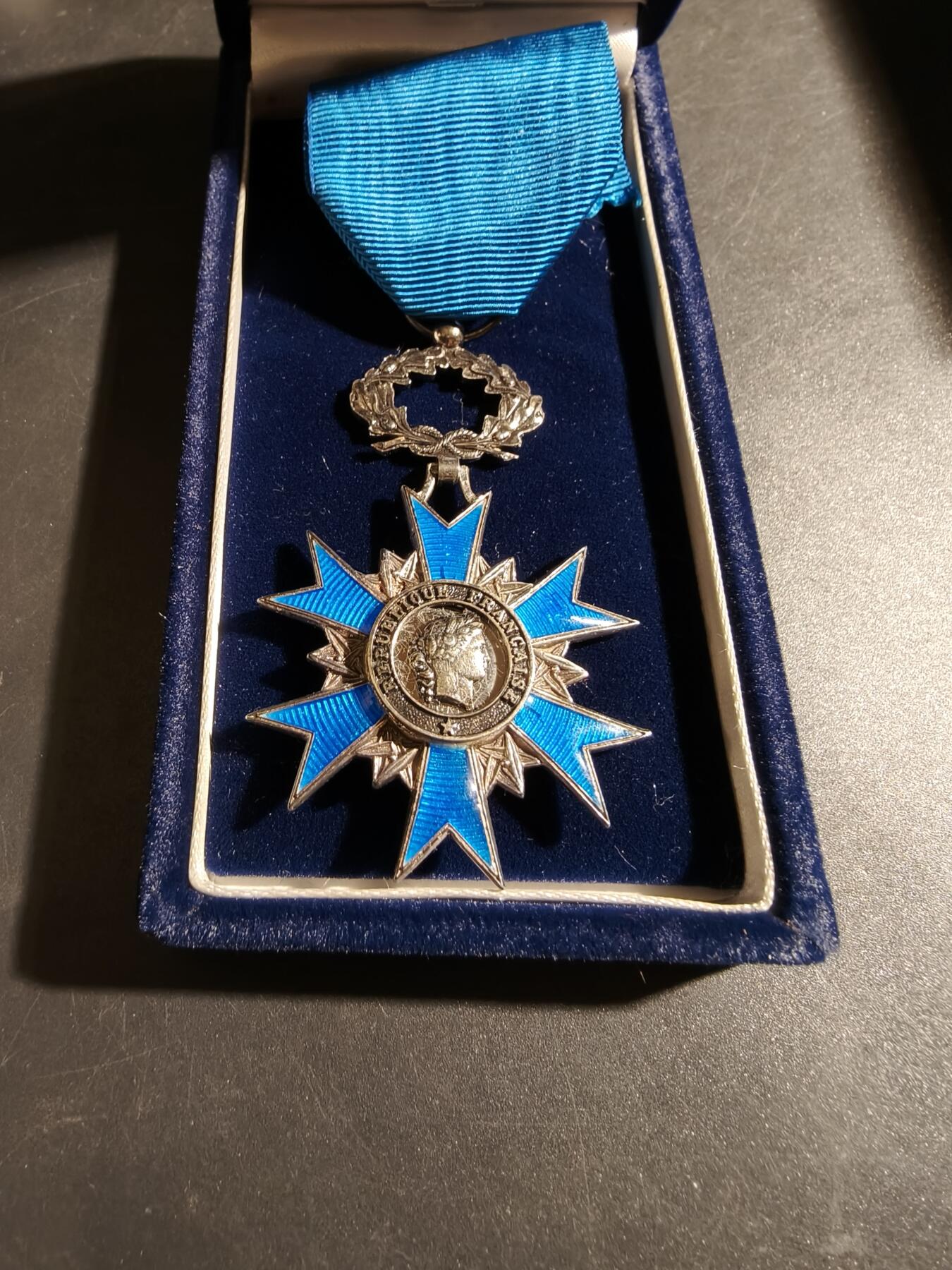 老王徽章第178期 法国骑士级国家功勋勋章    原盒    银质珐琅     连接处螃蟹银标     27.4g  