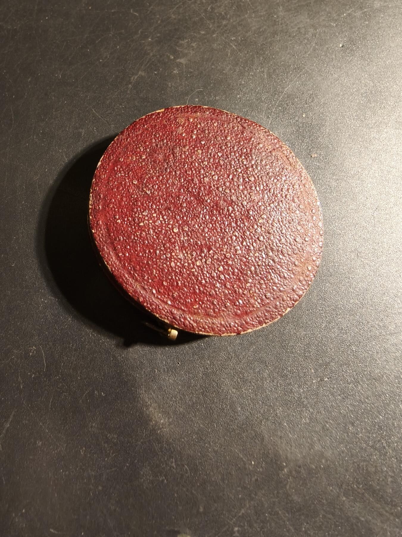 老王徽章第178期 法国婚礼印章    大尺寸    原盒     950银带边铭背铭   1858年实发     直径36mm     重量22.5g     