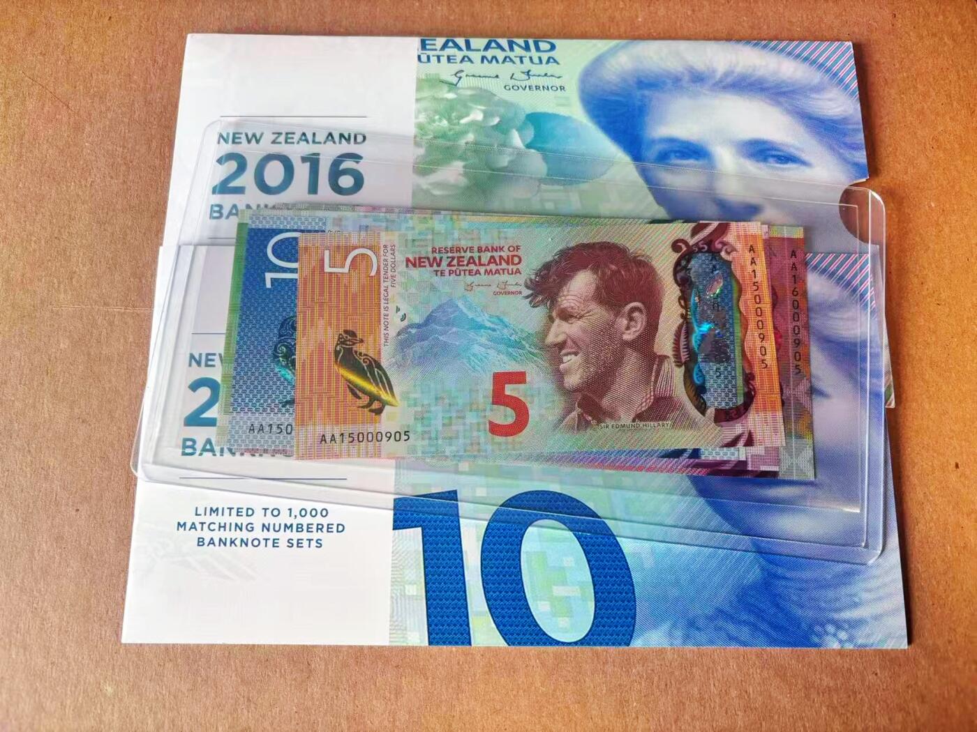 【Blue Auction】世界纸币精拍第777期——18级TOP拍卖/信誉/品质/专业/高效💫 【带册 一组5张AA冠905全同小号套 含获奖钞】新西兰5-100元 全新UNC 塑料钞