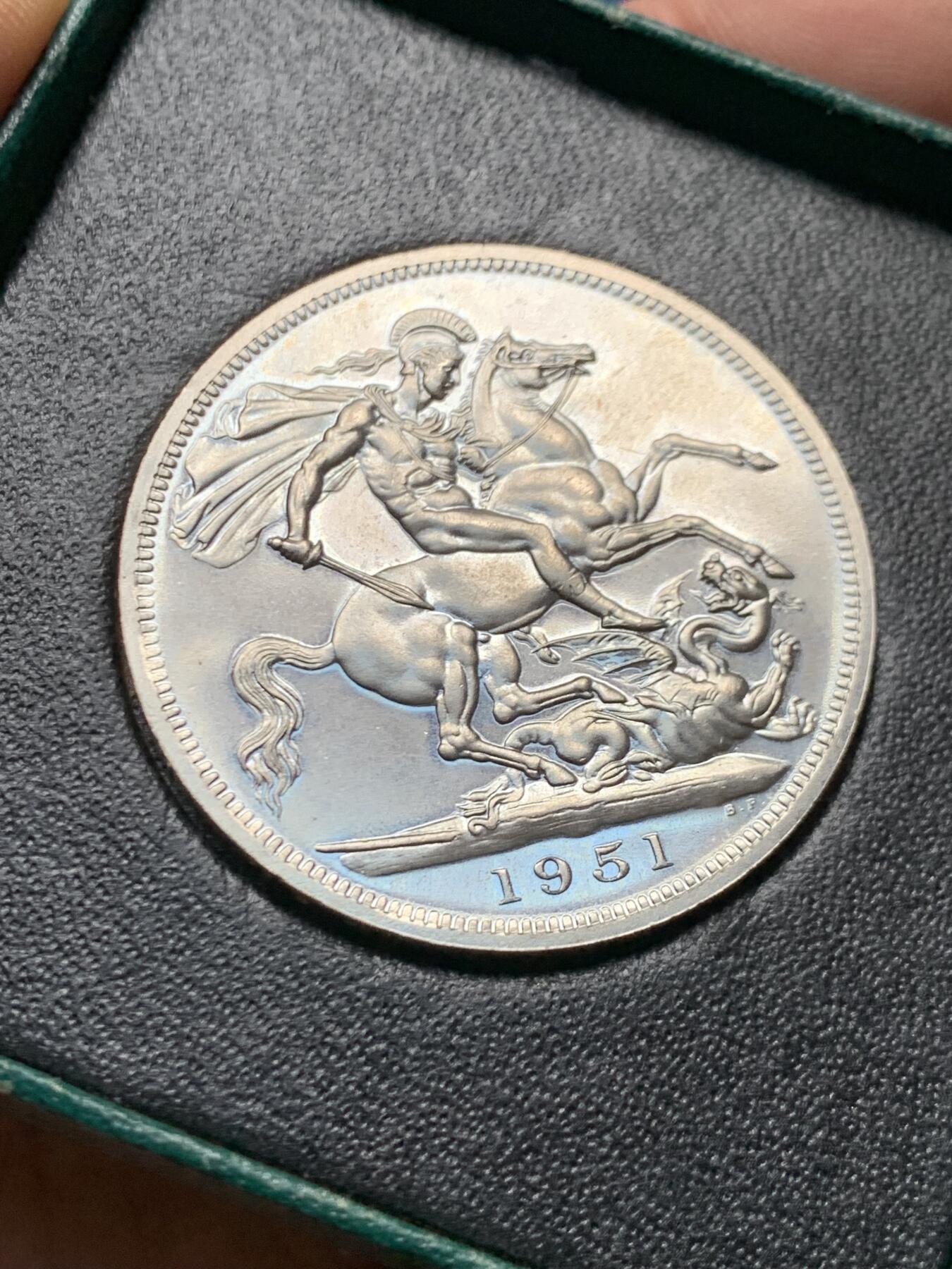 《竞宝斋》第460场 周日，周一，2场连拍 （全场包邮）欢迎送拍 英国 1951年 乔治六世马剑克朗纪念币 最后的镍马剑 状态很不错 带原盒（盒子有损）原证书