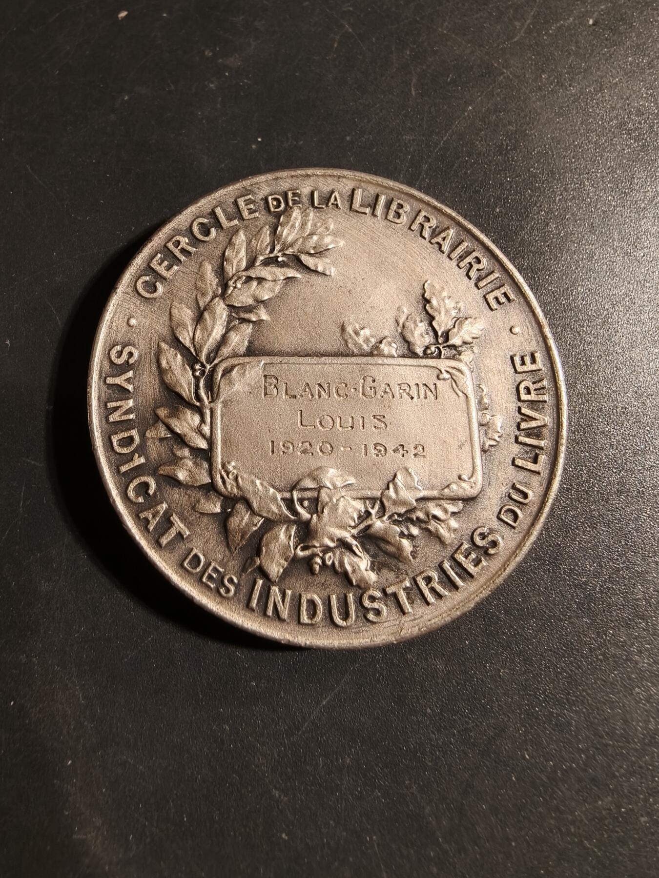 老王徽章第178期 法国图书行业协会镀银大铜章    原盒     正面为公鸡头马丽安娜     直径45mm     重量45.2g