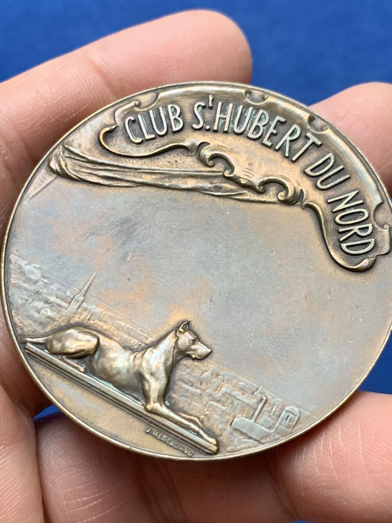 《竞宝斋》第460场 周日，周一，2场连拍 （全场包邮）欢迎送拍 法国北部圣于贝尔猎犬俱乐部纪念章 双面狗狗高浮雕 这样的设计比较少见 大直径 56.5克 50mm