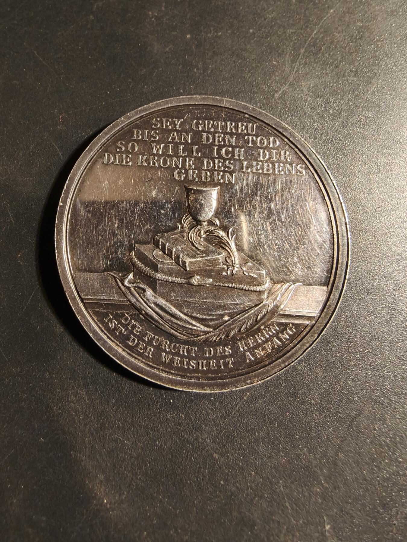 老王徽章第178期 德国基督教题材银章    原盒     正面为耶稣为小孩子祝福   背面引用旧约箴言书:“敬畏耶和华是智慧的开端”       900银     直径42mm     重量27.9g