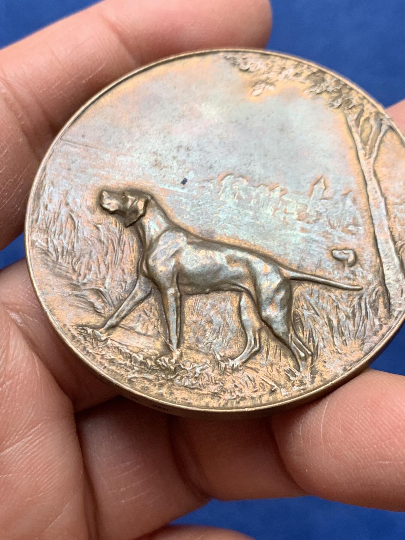 《竞宝斋》第460场 周日，周一，2场连拍 （全场包邮）欢迎送拍 法国北部圣于贝尔猎犬俱乐部纪念章 双面狗狗高浮雕 这样的设计比较少见 大直径 56.5克 50mm