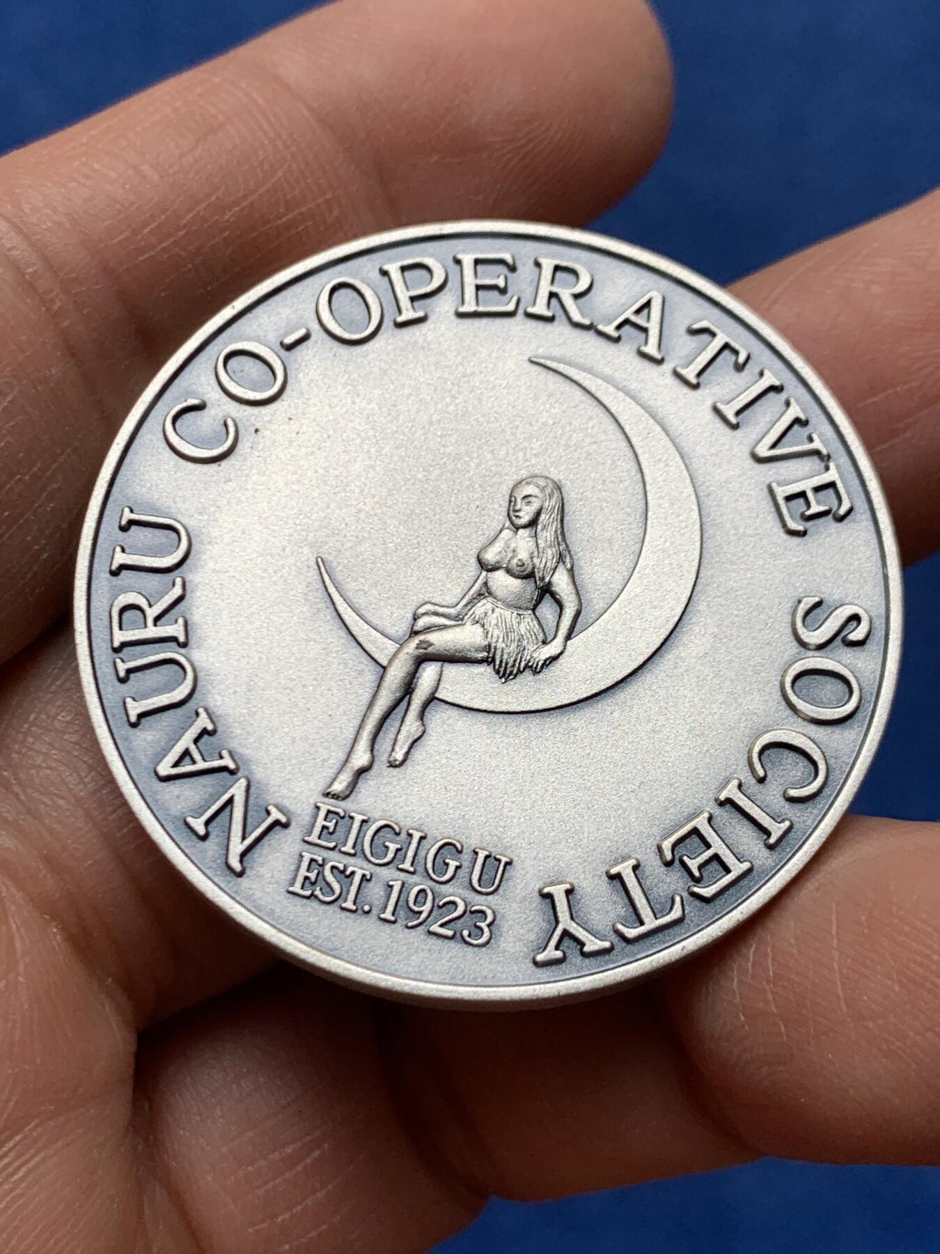 《竞宝斋》第460场 周日，周一，2场连拍 （全场包邮）欢迎送拍 瑙鲁合作协会50周年纪念章 28.5克 39.5mm