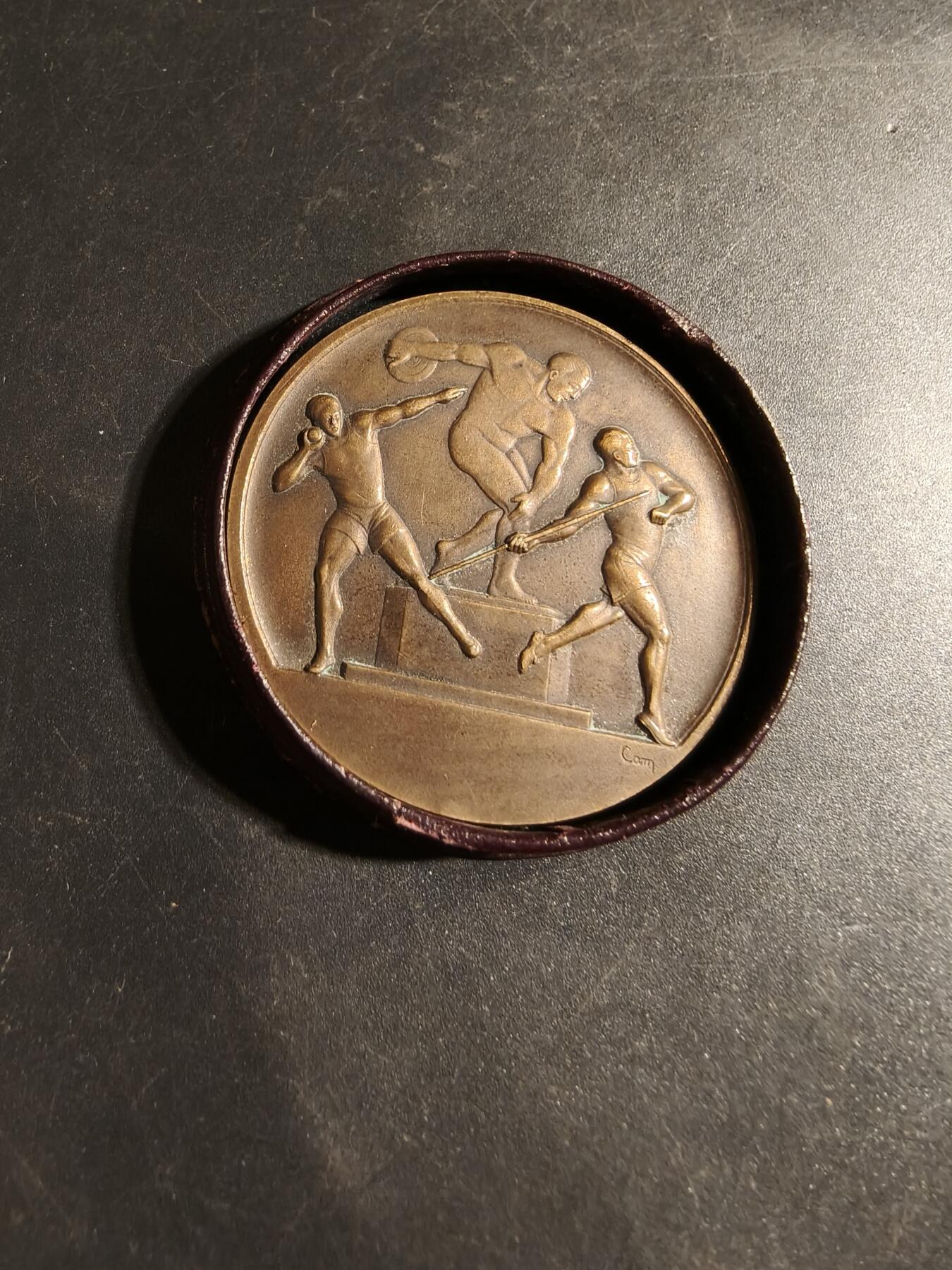 老王徽章第178期 法国古典运动大铜章    原盒    投掷铁饼、铅球、标枪     直径40mm    重量27.6g