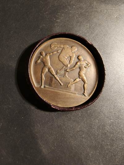 老王徽章第178期 - 法国古典运动大铜章    原盒    投掷铁饼、铅球、标枪     直径40mm    重量27.6g