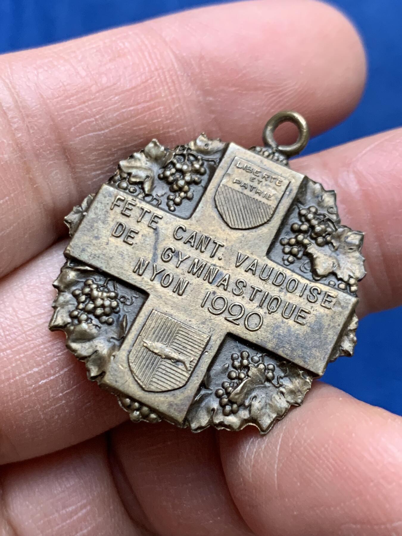 《竞宝斋》第460场 周日，周一，2场连拍 （全场包邮）欢迎送拍 瑞士 1920年 沃州体操节 纪念章 比较少见的品种 30.6X34.3mm 12.2克