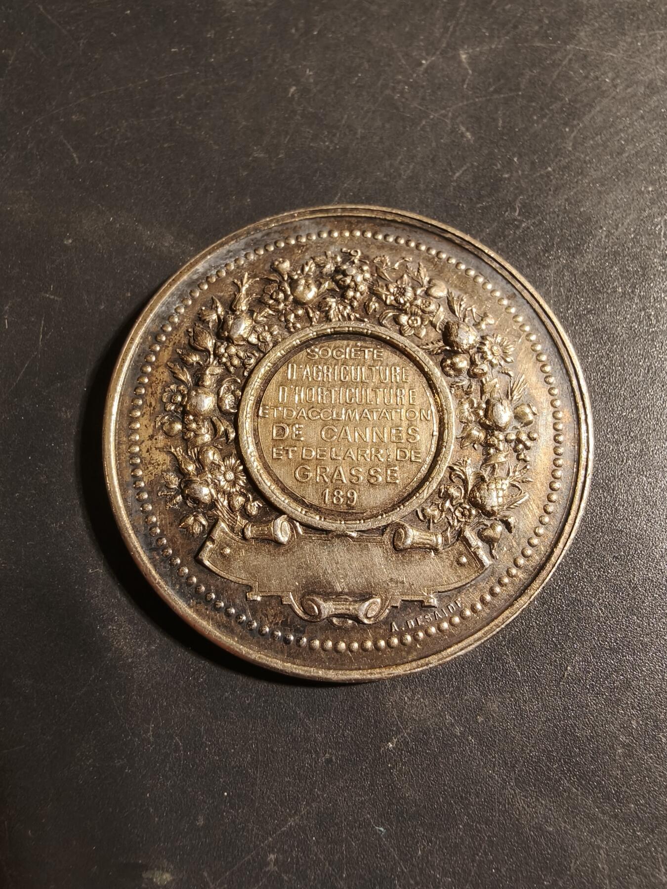 老王徽章第178期 法国1899戛纳和格拉斯地区农业、园艺和驯化协会大银章     原盒     950银      直径41mm     重量35.7g
