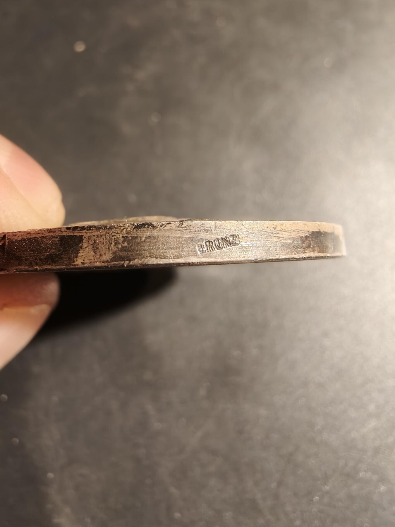 老王徽章第178期 法国图书行业协会镀银大铜章    原盒     正面为公鸡头马丽安娜     直径45mm     重量45.2g