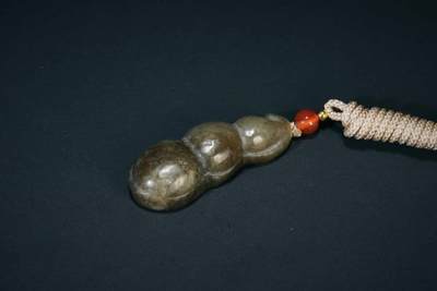 上海都达杂项专场三（全场包邮） - 天然和田玉精雕《福豆》挂件 附鉴定证书86-107