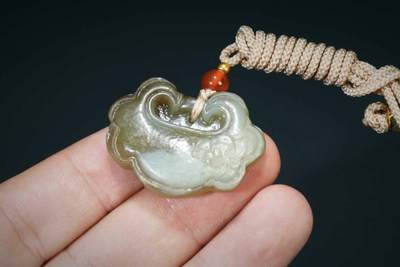 上海都达杂项专场三十四【年后发货全场包邮】  天然和田玉精雕《莲花如意锁》挂件 附鉴定证书86-106